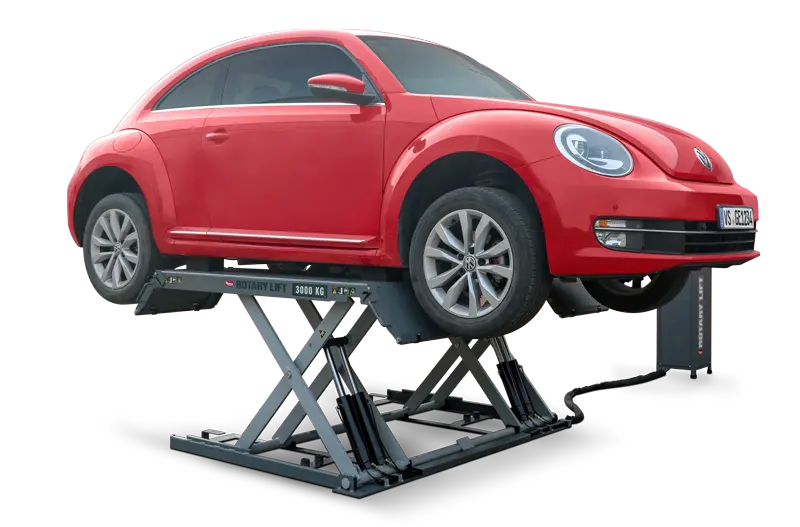 Rotary Liftin saksinostin nostaa punaista henkilöautoa Rotary Liftin saksinostin nostaa punaista Volkswagen henkilöautoa