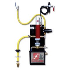 Sekoituspumppu pakkas- ja lasinpesunesteelle, jossa keltaiset letkut, punainen pumpun runko ja Eurolube-logo.