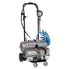 Renkaiden täyttöyksikkö ja paineenkorotin kahdella pyörällä varustetulla kärryllä, jossa on mittarit ja spiraaliletku.