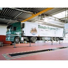Suuri, vihreä kuorma-auto nostettuna Blitzrotary Duplex Teleskooppisylinterinostinilla työpajassa.
