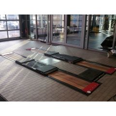SLIFT 3500 kg upotettava 2-sylinterinostin asennettuna autotalliin, modulaarisilla ajosilloilla ja apunostimella.