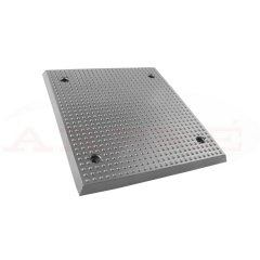 Suorakulmainen nostotallan kumilevy, jossa on tekstuuri ja pinnalla olevia nystyröitä sekä neljä pyöreää upotusta.