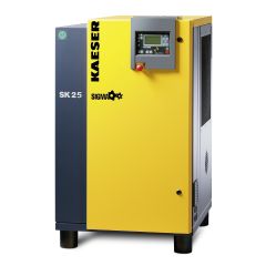 Keltainen Kaeser SK 25 T SFC -paineilmakompressori harmailla sivupaneeleilla, kuivaimella ja nopeussäädöllä.