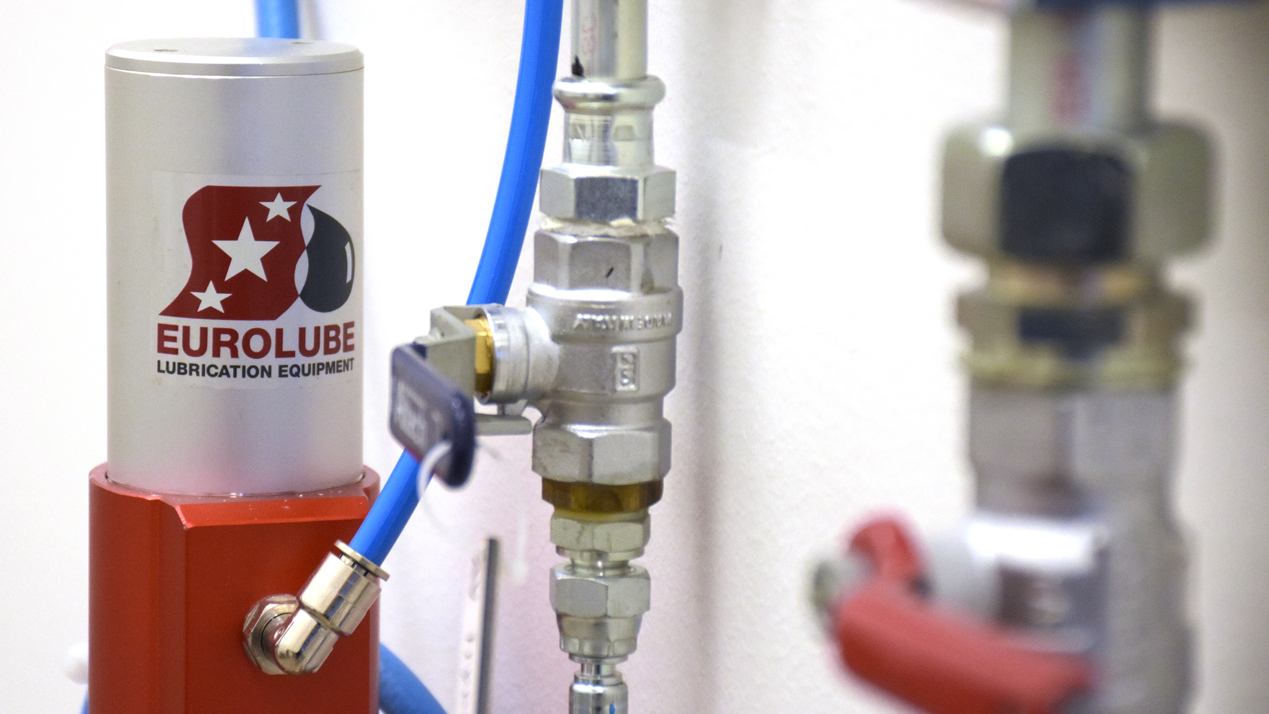 Eurolube merkin voitelujärjetelmä asennettuna seinän viereen
